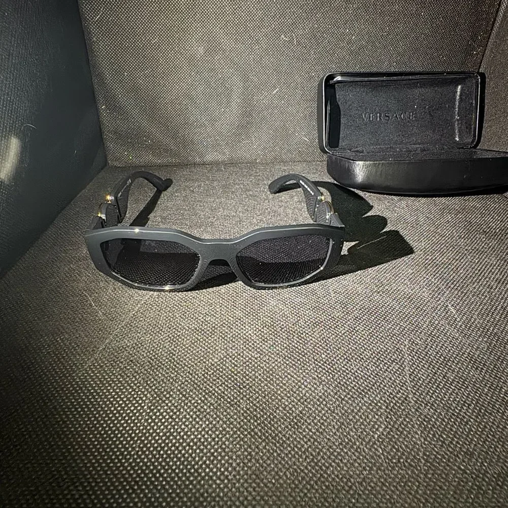 Brand new Versace Black and Gold logo  Sunglasses unisex with box